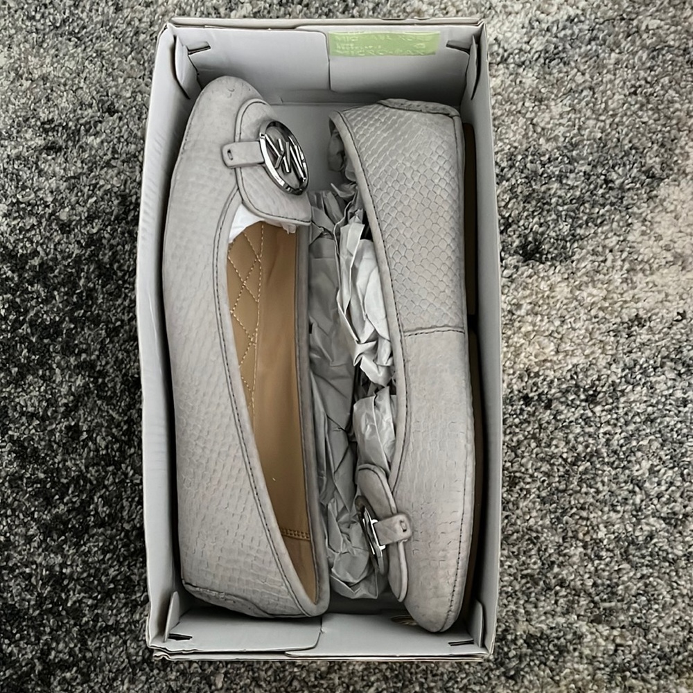 Size 8M Michael Kors pearl gray Lillie mic professional flats